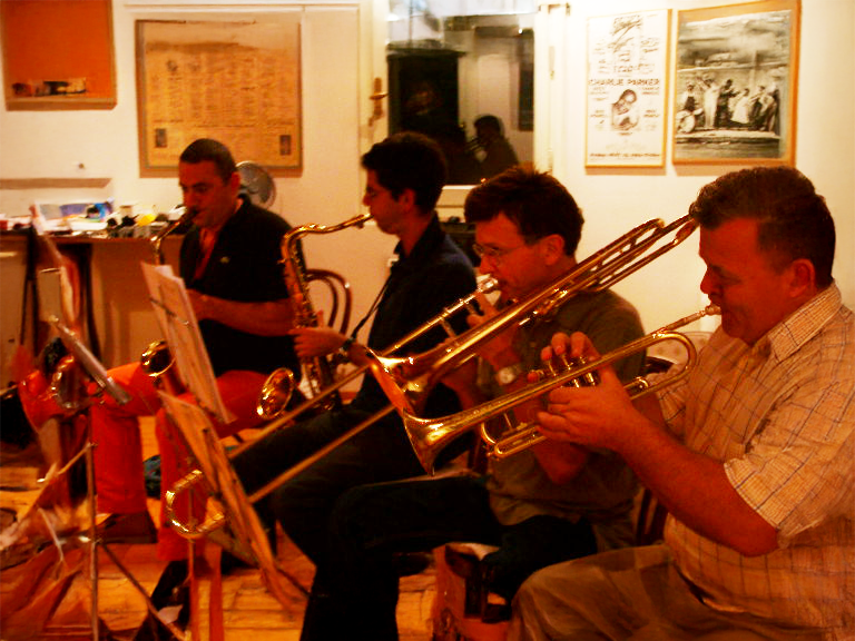 金管楽器を奏でる男性たち