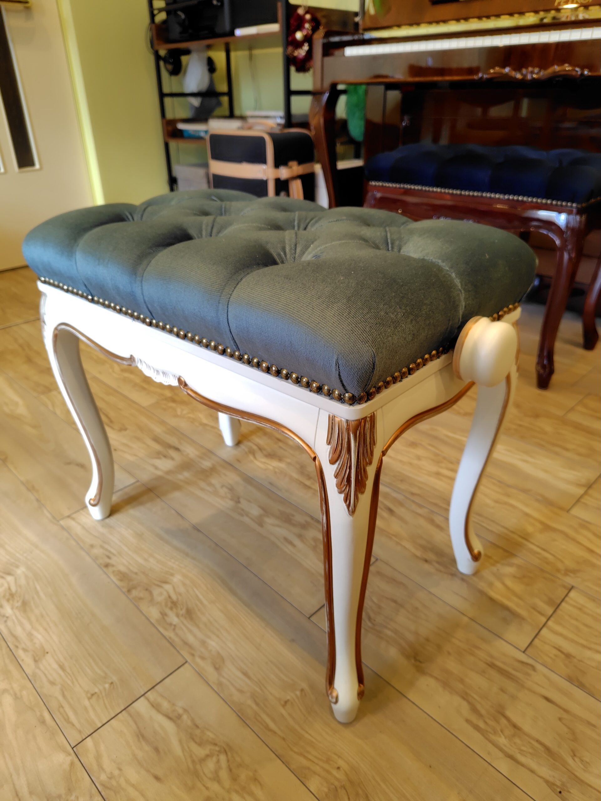 クラシックな白木のピアノ椅子