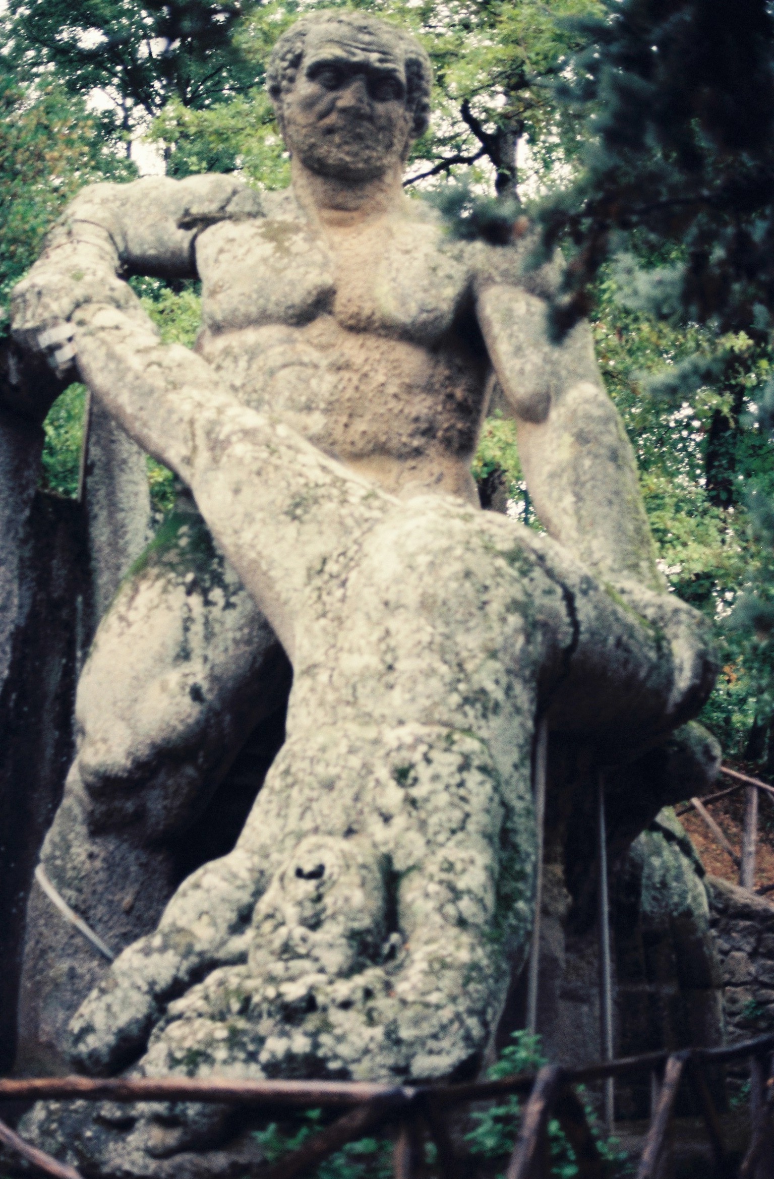 「カクスを倒すヘラクレス」の彫刻