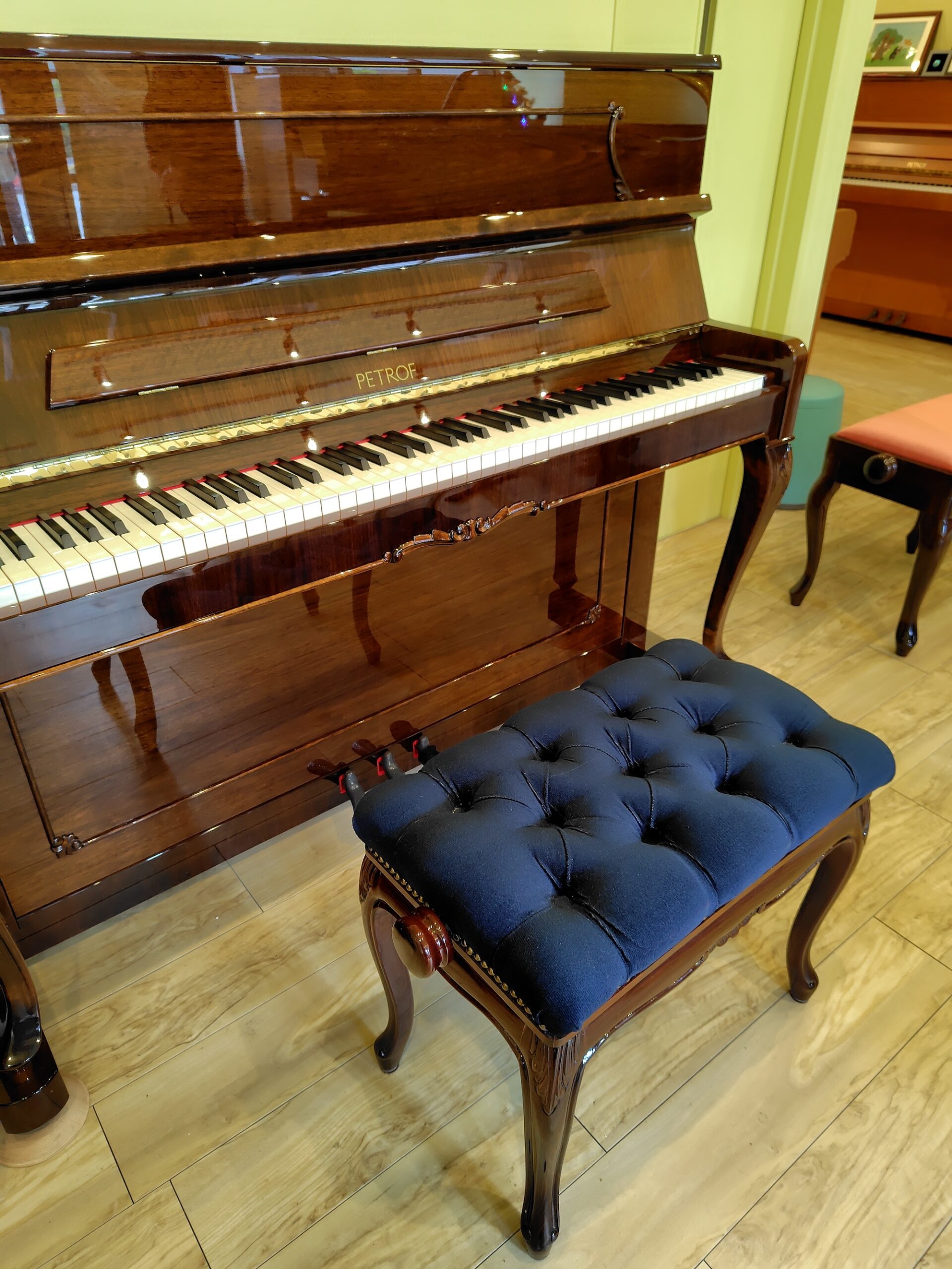 シックな紺色のピアノ椅子