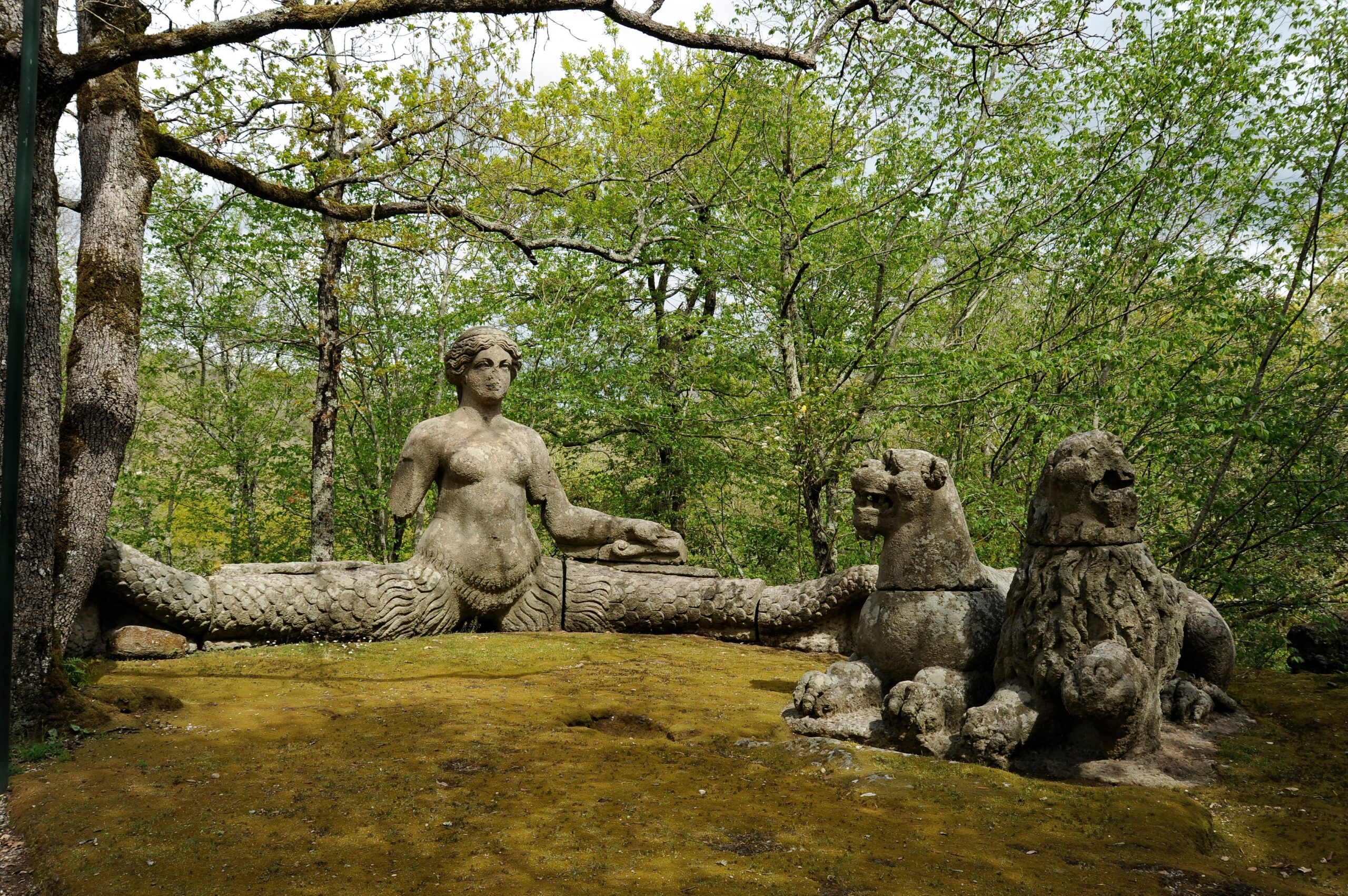 「エキドナ」の彫刻