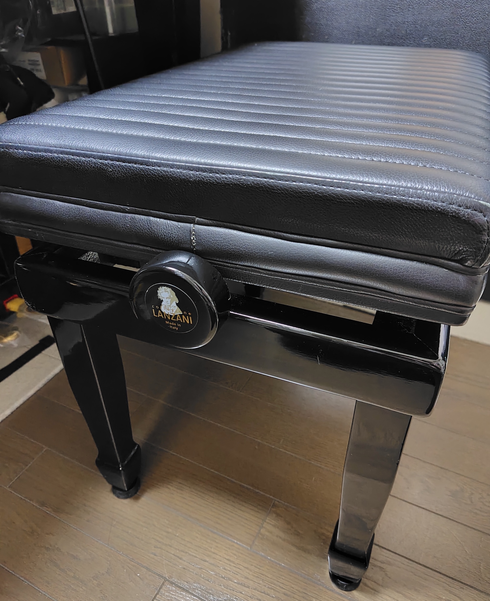 ランザーニのピアノ椅子の座面