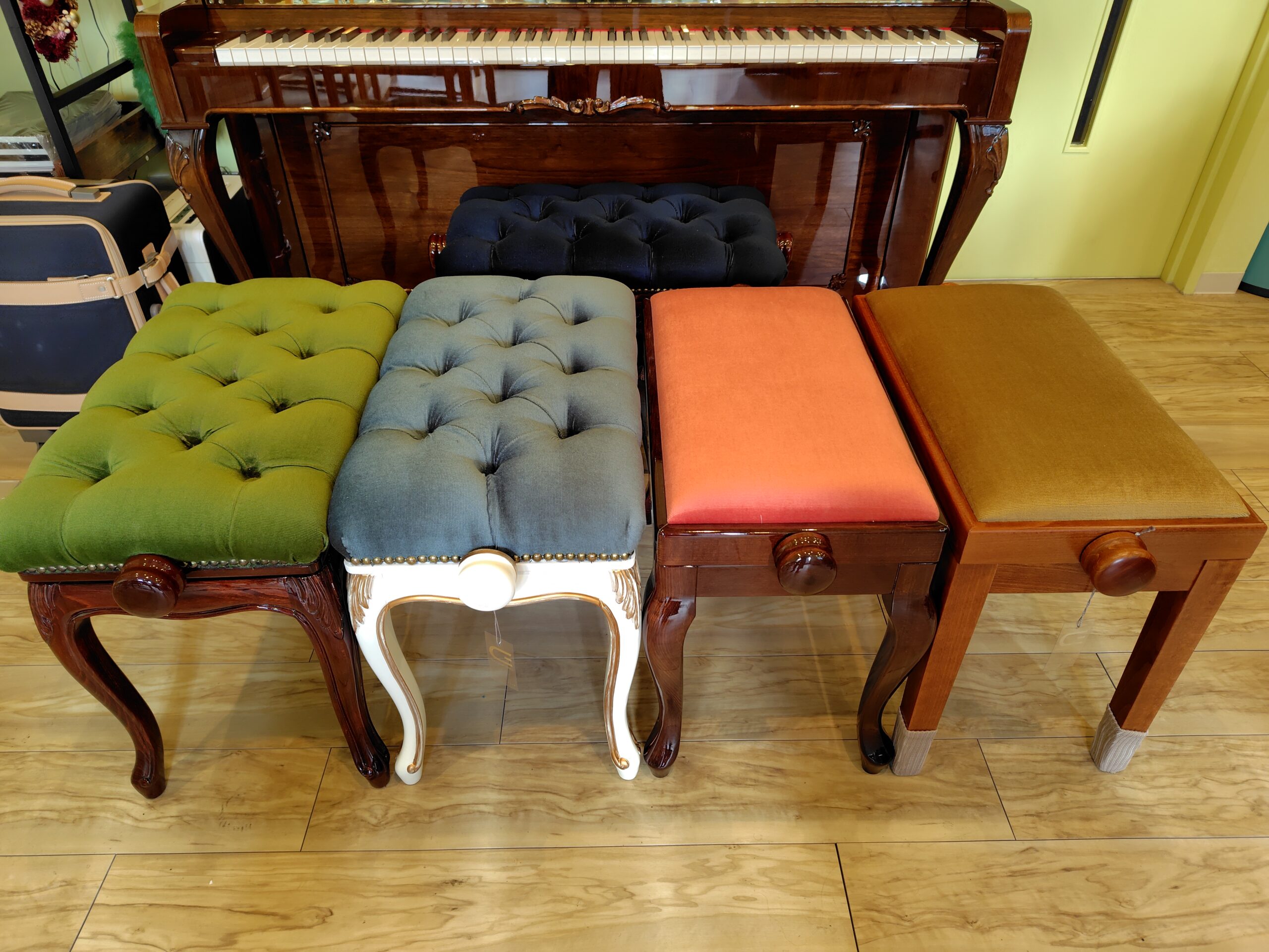 ピアノプレップに展示されているディスカチャーチのピアノ椅子