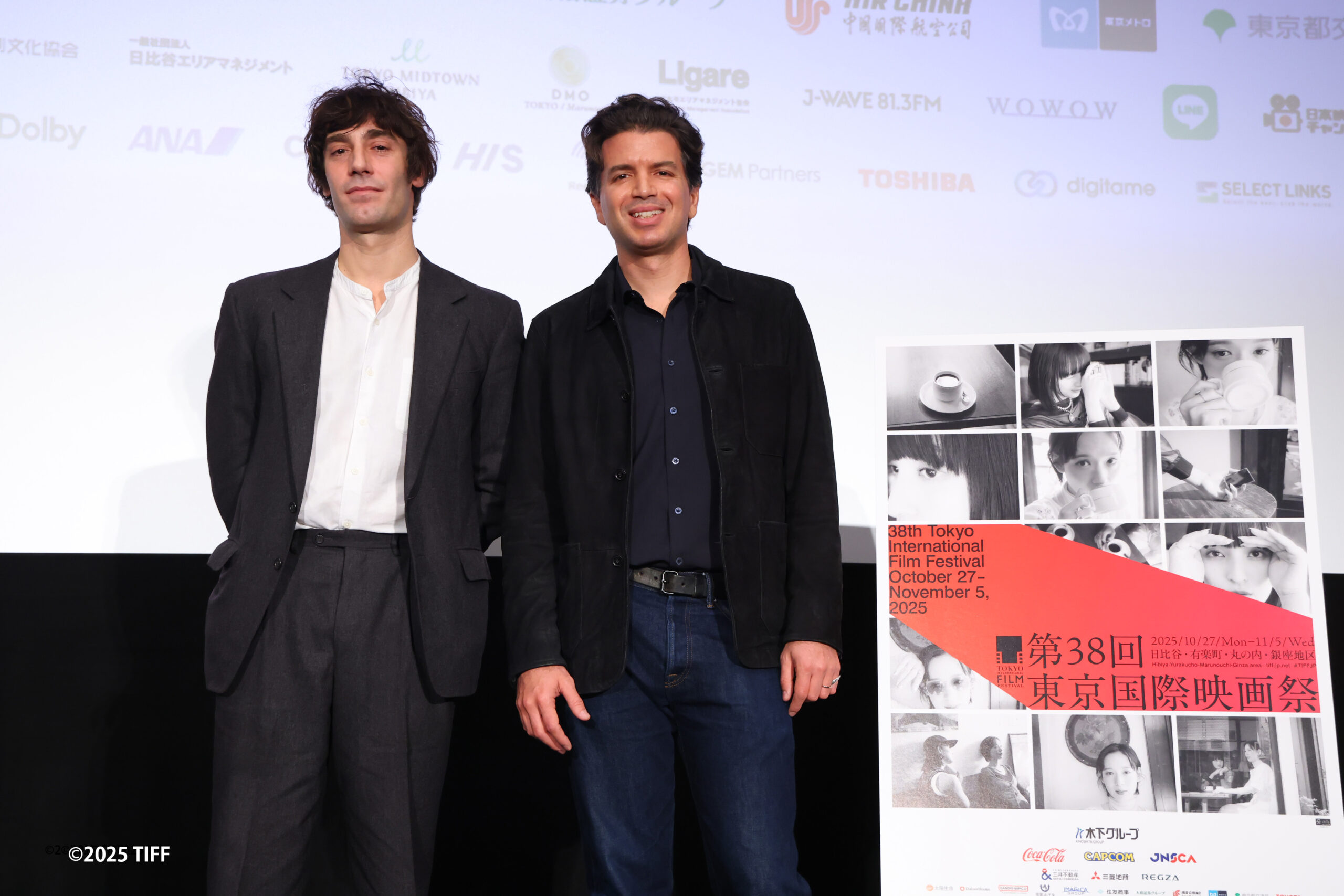 東京国際映画祭でステージに登壇したアレッシオ・リゴ・デ・リーギ監督とマッテオ・ゾッピス監督