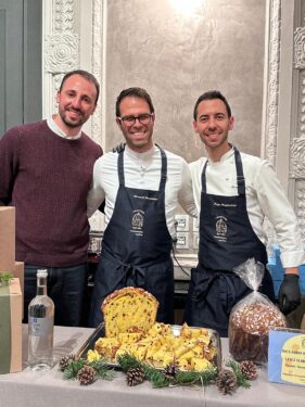 パネットーネを発表する若手シェフ