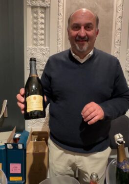 ワインを提案する参加者