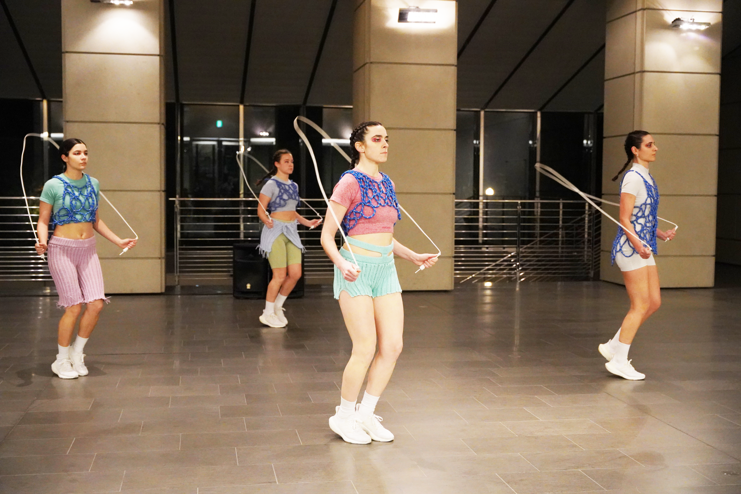 『HIT OUT』のパフォーマンスをするパリーニ・セコンド