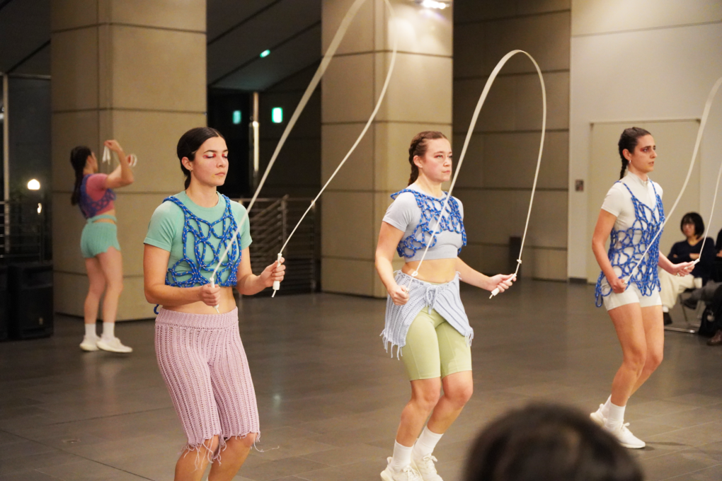 『HIT OUT』のパフォーマンスをするパリーニ・セコンド