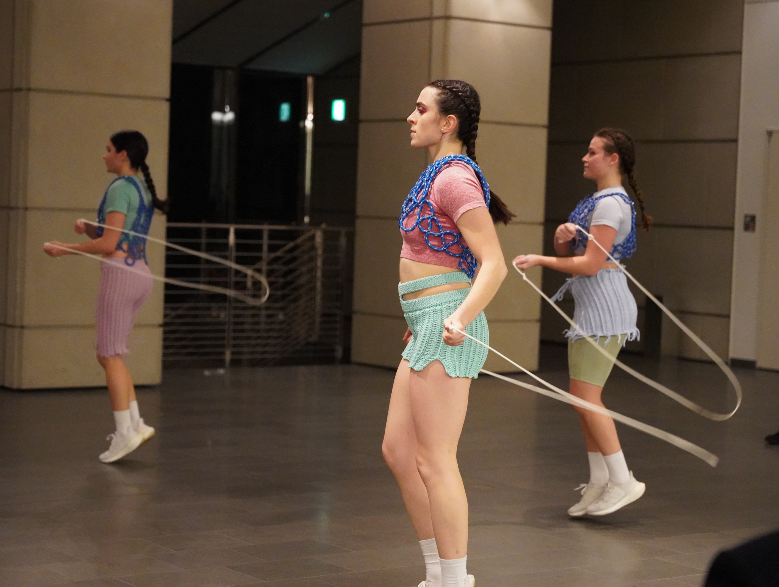 『HIT OUT』のパフォーマンスをするパリーニ・セコンド