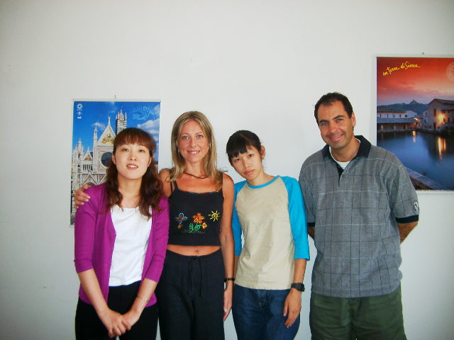 語学学校の仲間と服部州恵さん