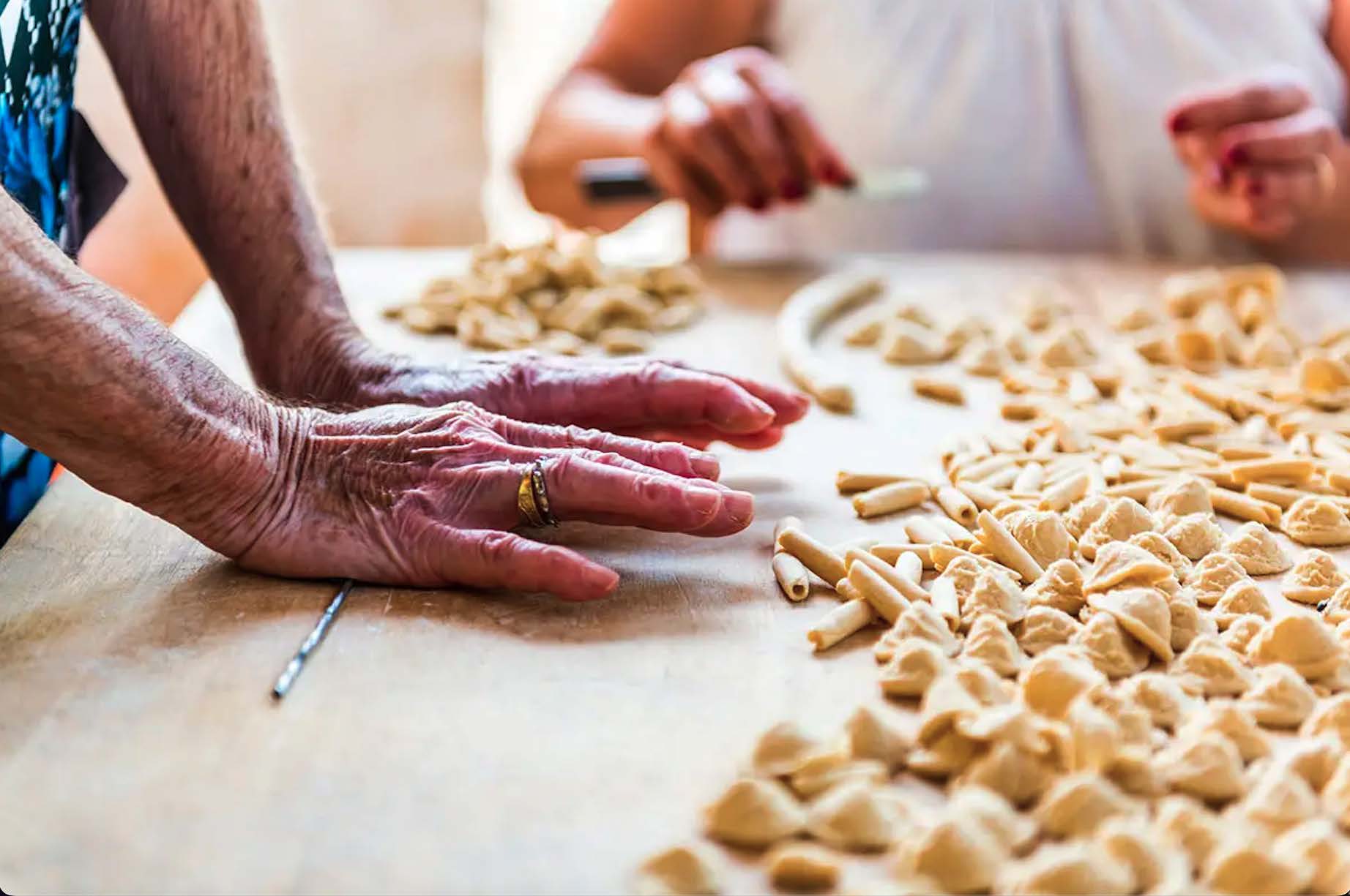 パスタを作るイタリアのマンマ