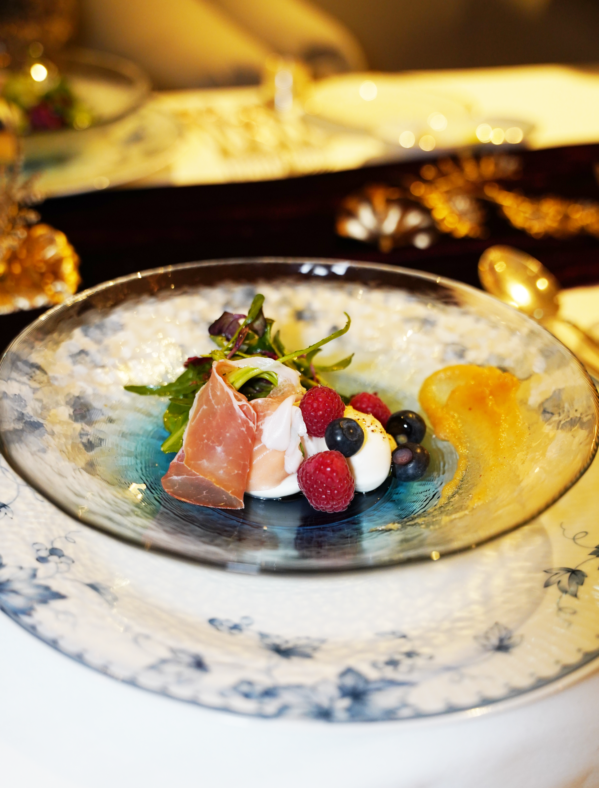 チーズと生ハム、ベリーの冷前菜