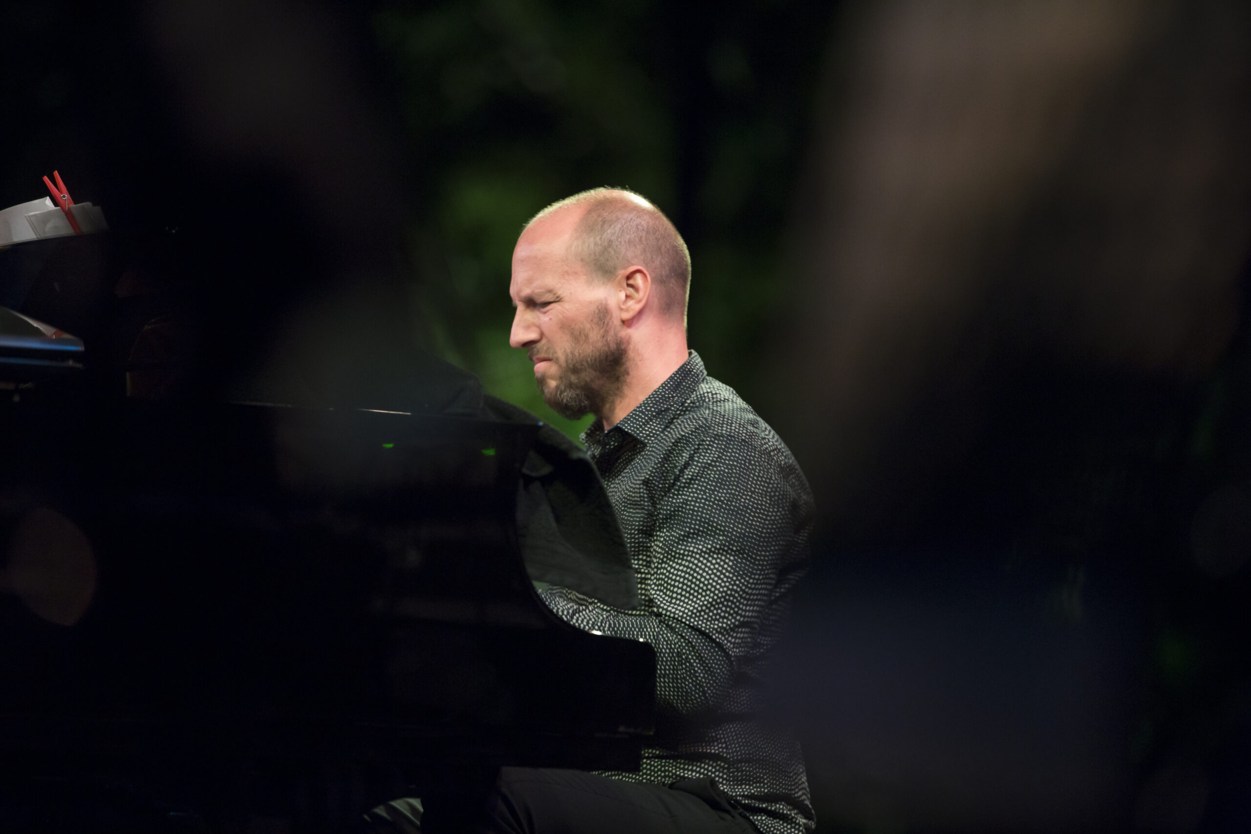 ピアノを弾くジャズ・ピアニスト、アントニオ・ファラオ