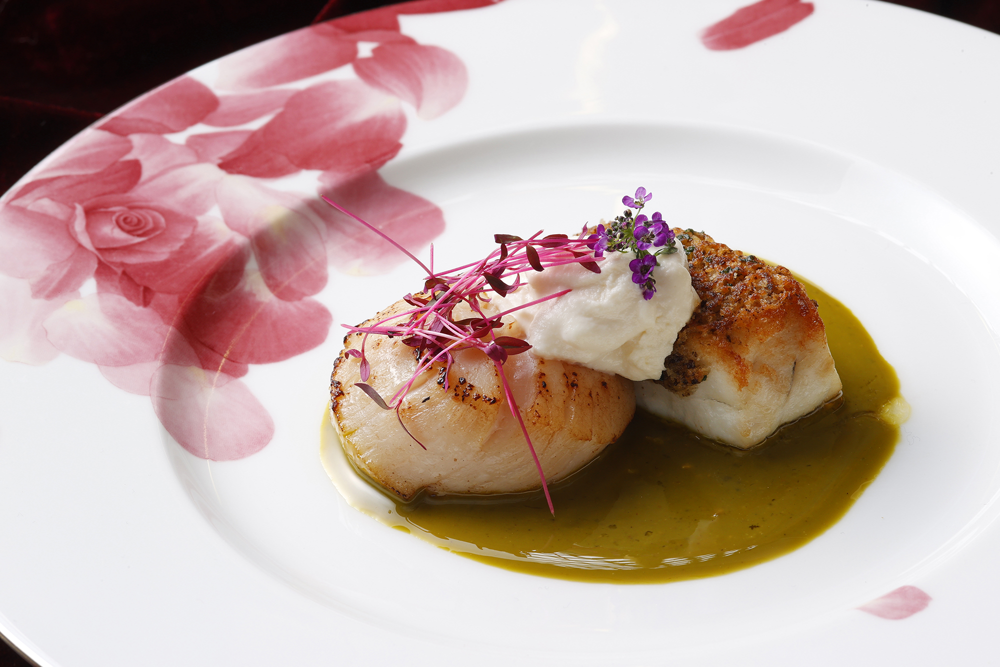 チーズが添えられた魚料理