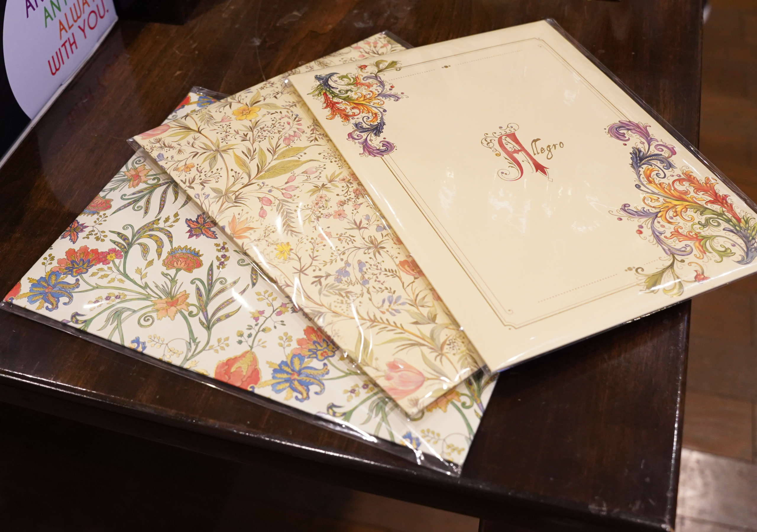 イタリアらしい花柄の便箋