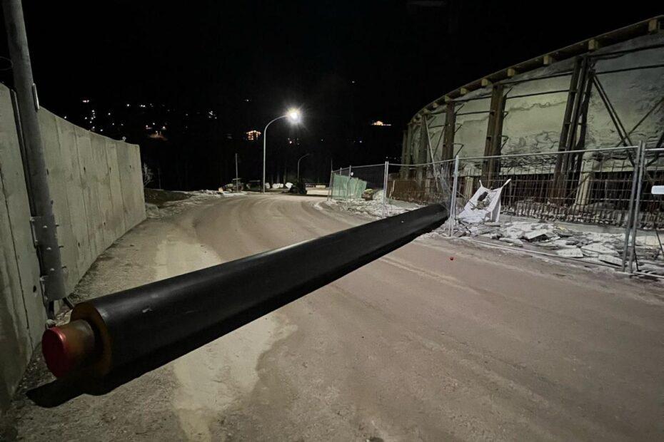 建設中のボブスレーコースでパイプが道路上に投棄された様子