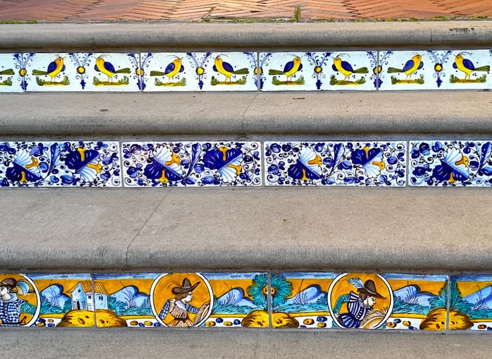 路地の階段も陶器のタイル貼り