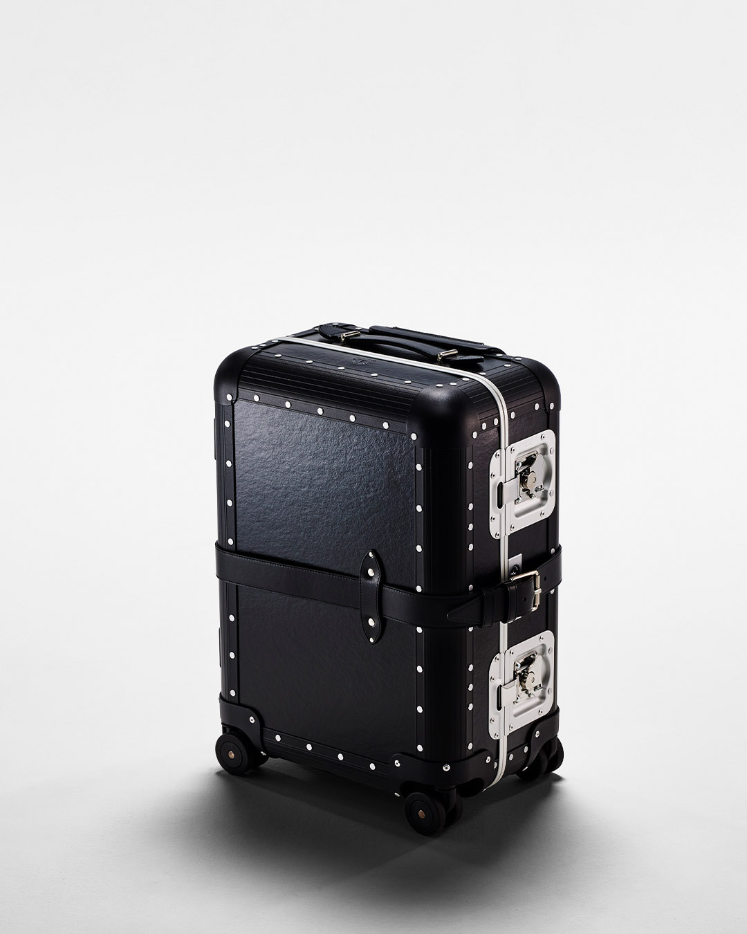FPM MILANO×グローブ・トロッターブラックカラーのスーツケース