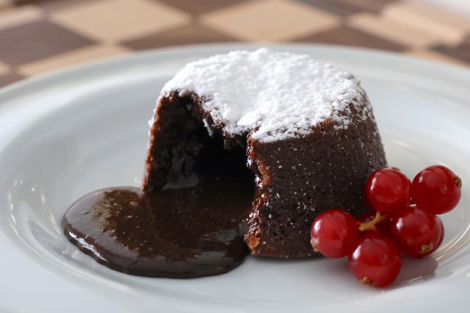 中からチョコレートがあふれ出すチョバール風味の焼き菓子