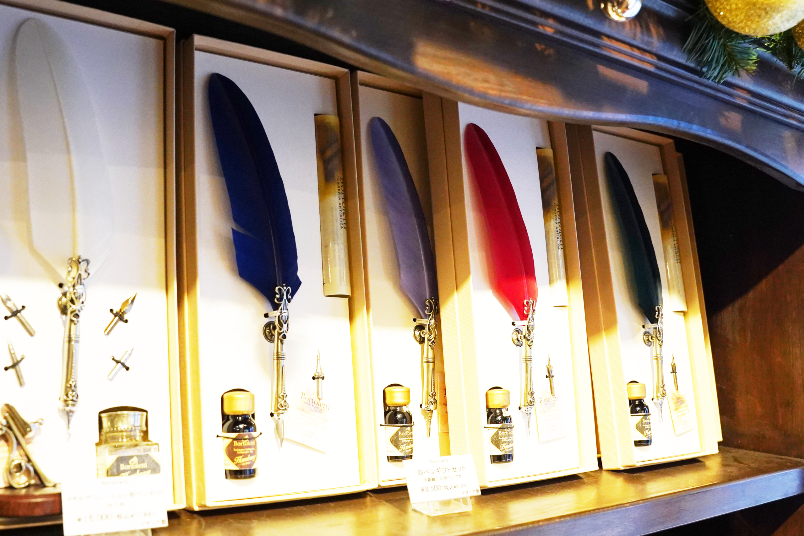 美しい色合いの羽ペン