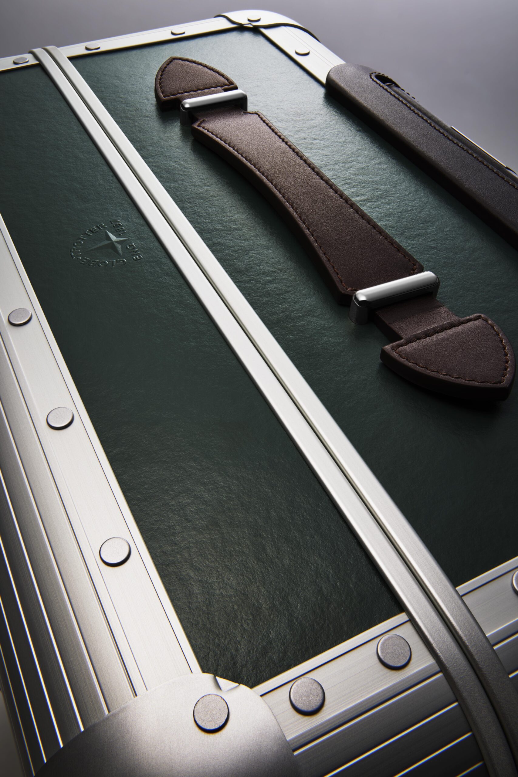 FPM MILANO×グローブ・トロッタースーツケースのトップ部分