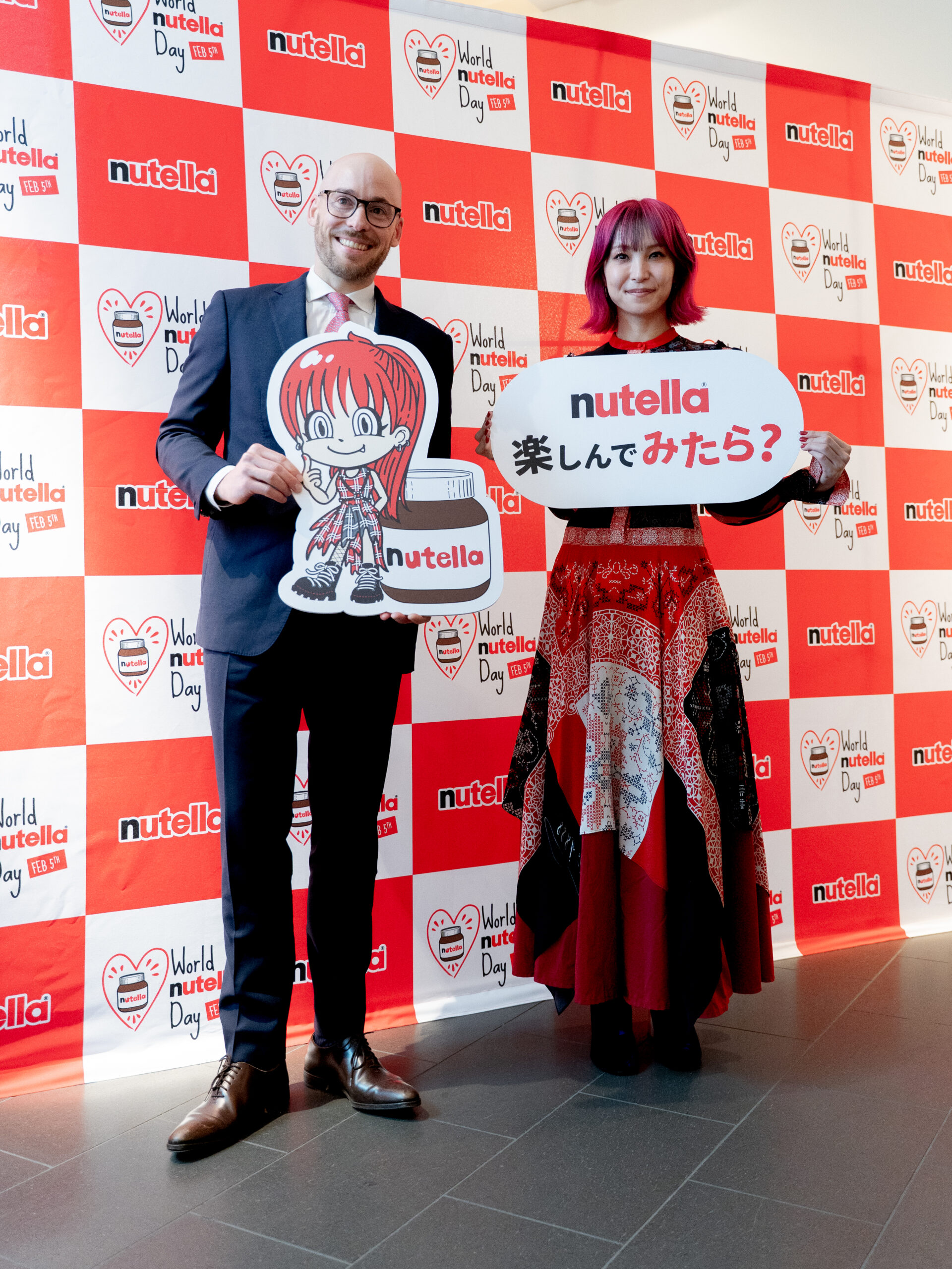 LiSAのキャラクターを持つトーマス・ピルソン氏とLiSA