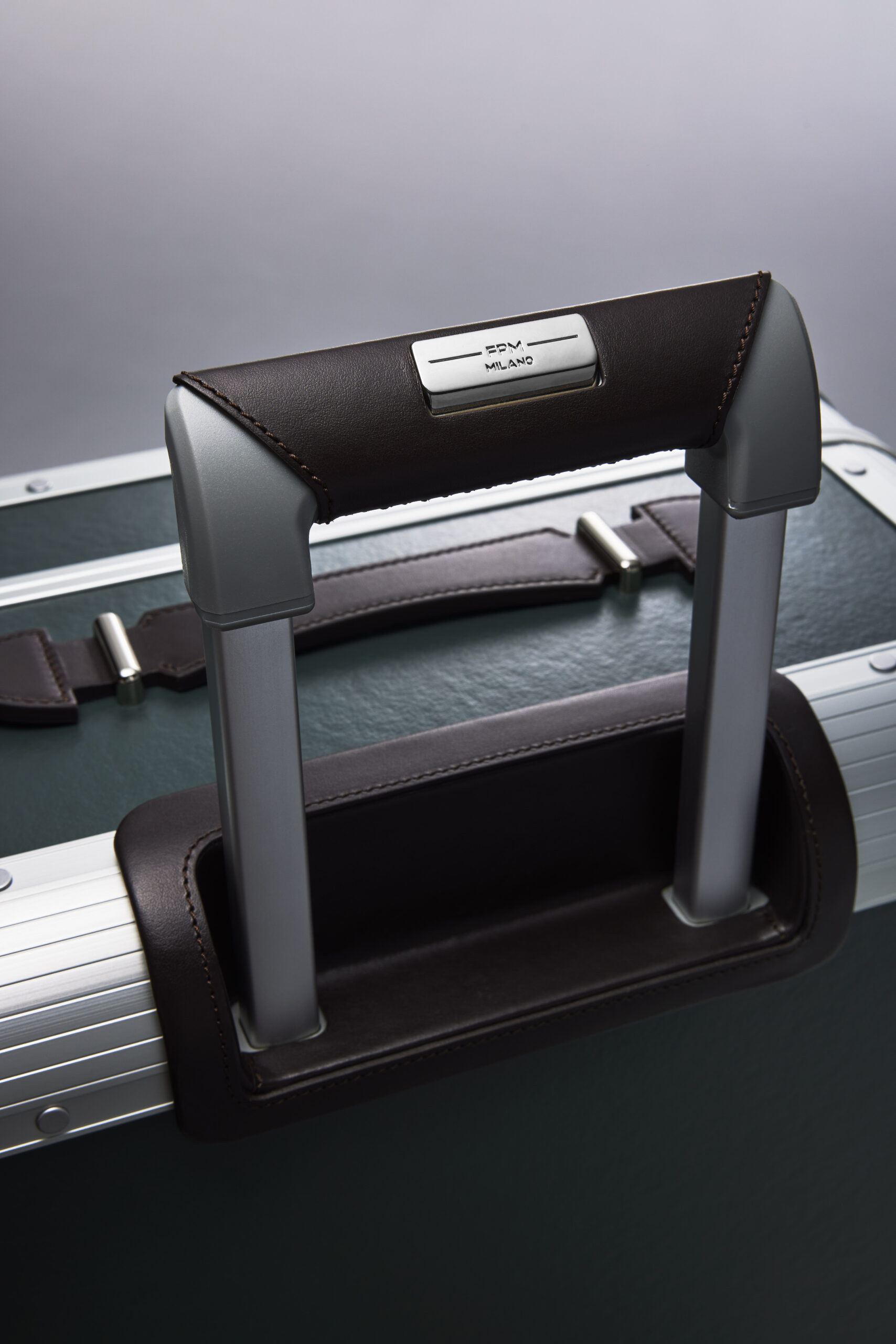 FPM MILANO×グローブ・トロッタースーツケースのハンドル