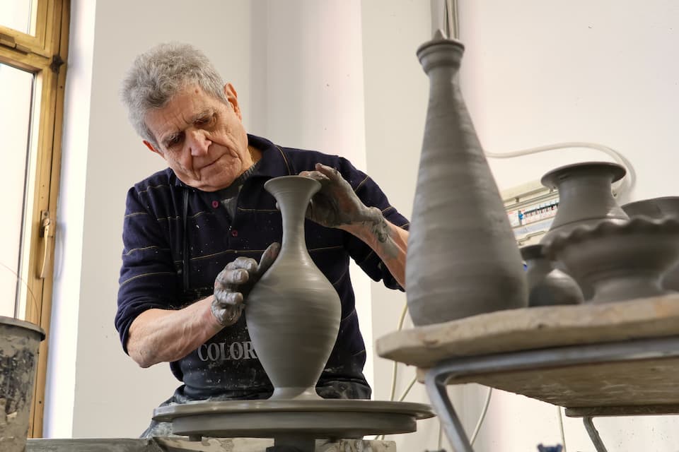 作品を創る陶器職人
