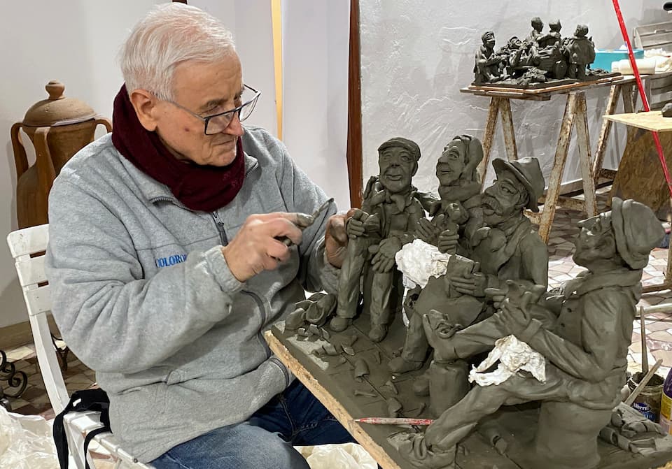 作品を創る陶器職人