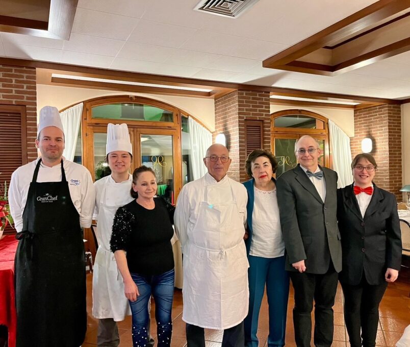 リストランテ「マカッレ」のスタッフたちと菊池シェフ