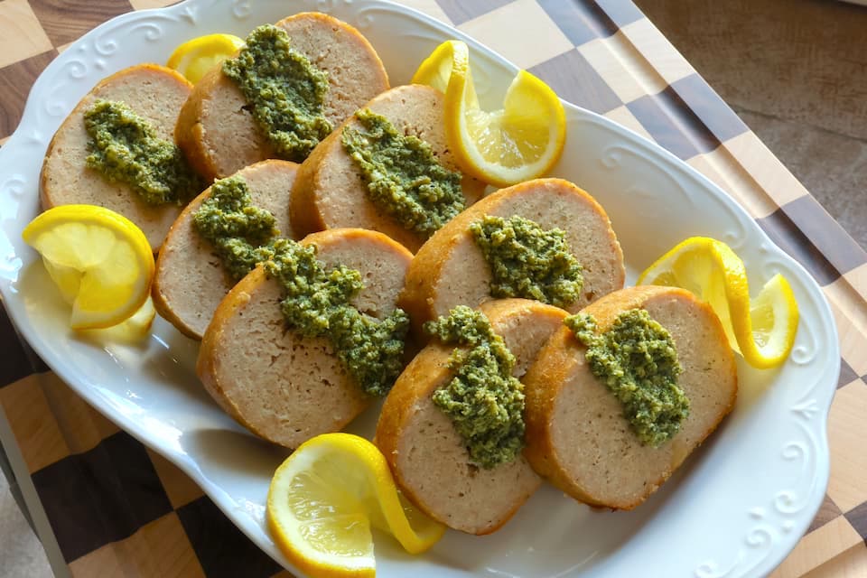 サルサ・ヴェルデをかけたミートローフ