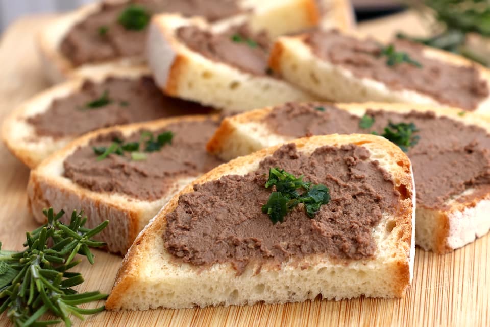 鶏レバーのクロスティーニをパンに塗って