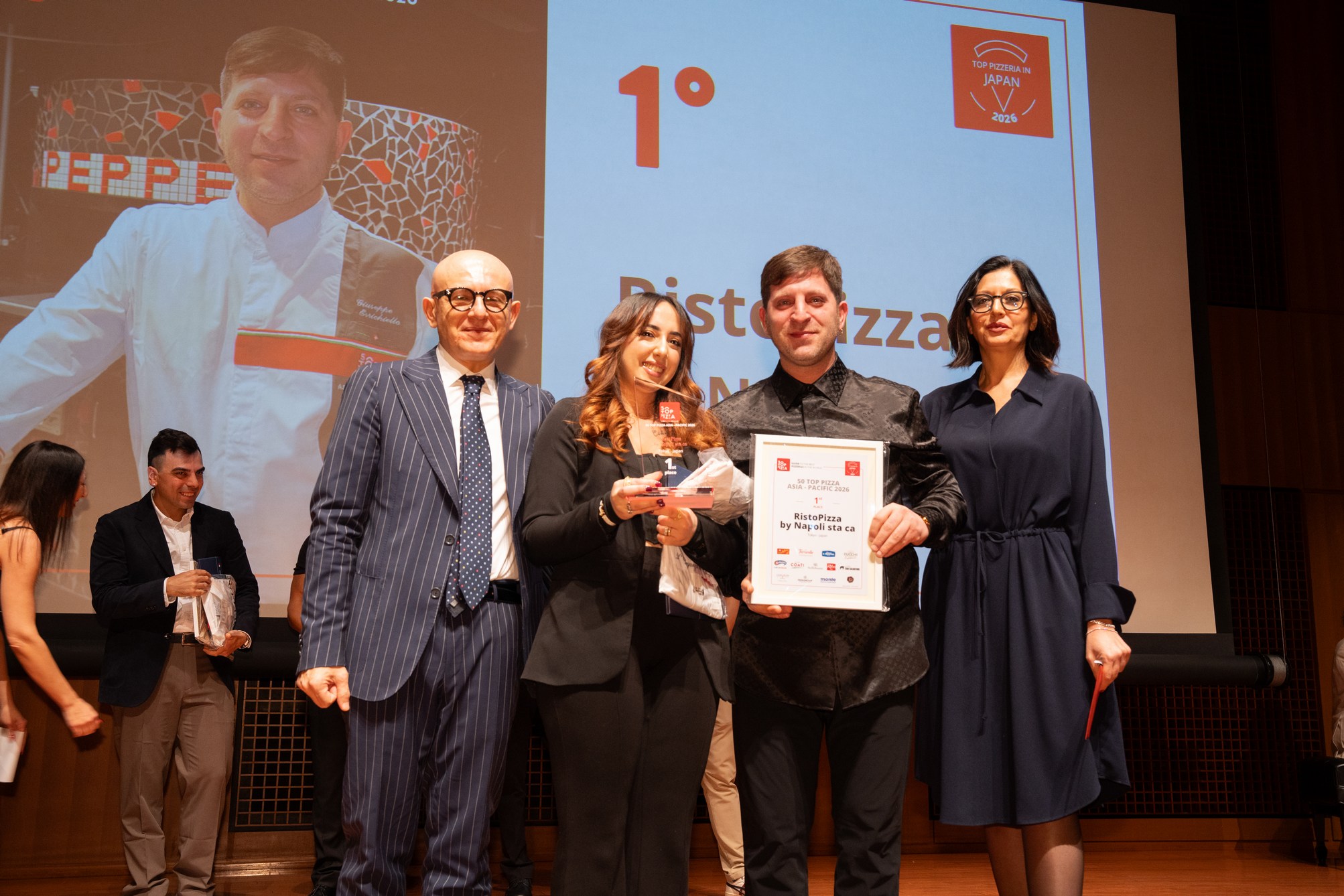 1位になったジュゼッペ・エリチエッロ氏を囲んで