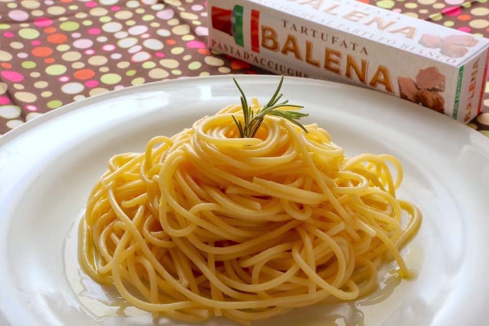 トリュフ風味のアンチョビペーストをからめたパスタ