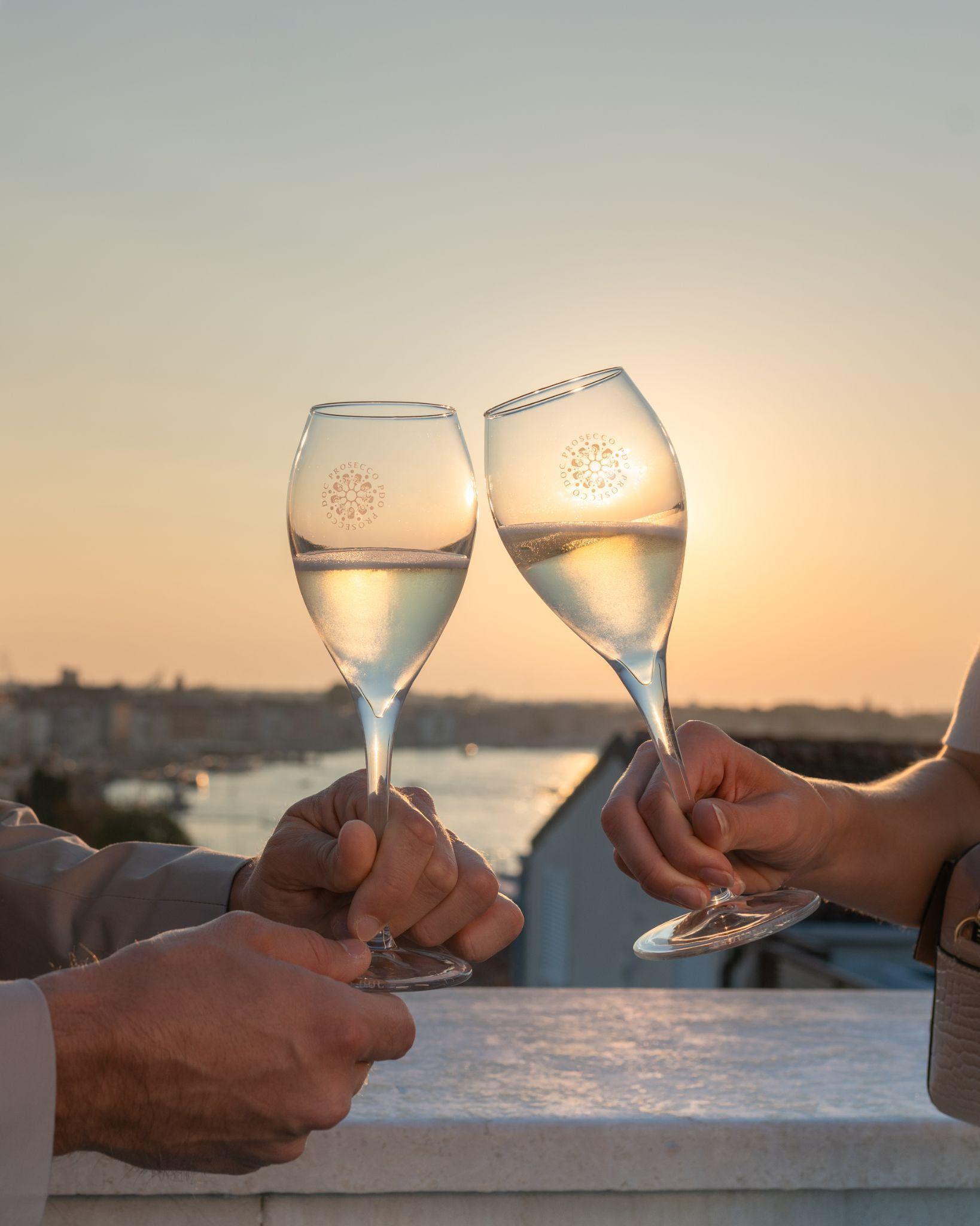 プロセッコDOCの乾杯イメージ