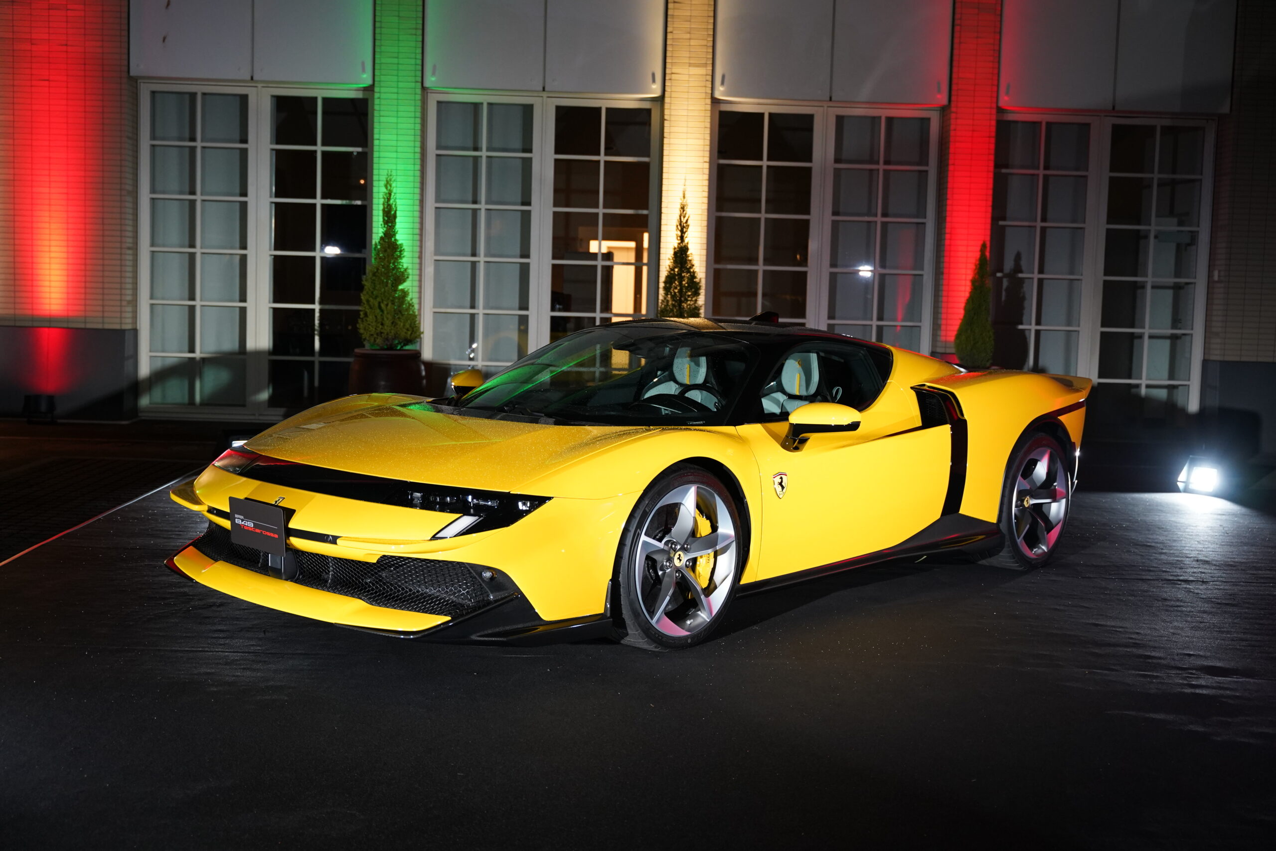 庭に展示されたフェラーリ 849 テスタロッサ