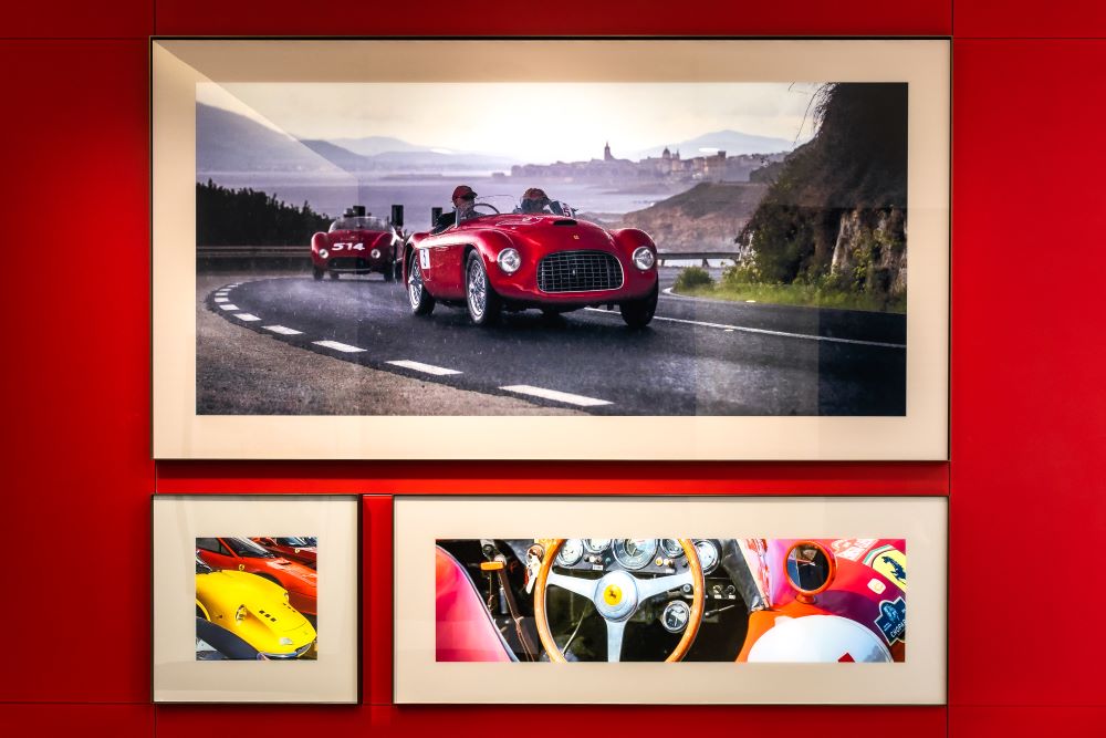 フェラーリのヘリテージを展示したウォール