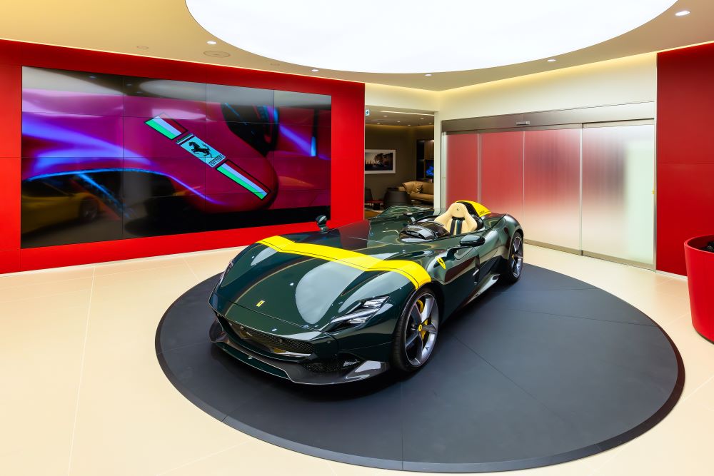 黒のフェラーリの展示スペース