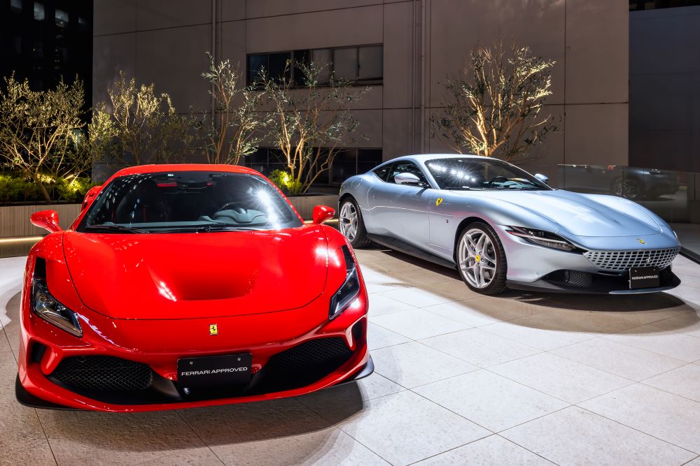 オープンテラスに展示されたフェラーリ