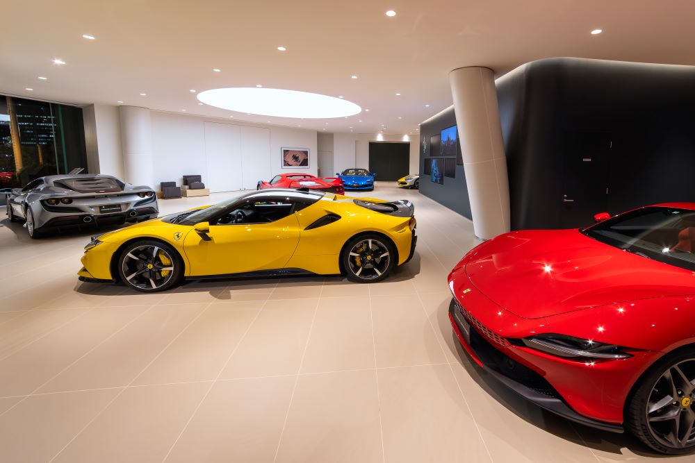 フェラーリが並ぶショールーム