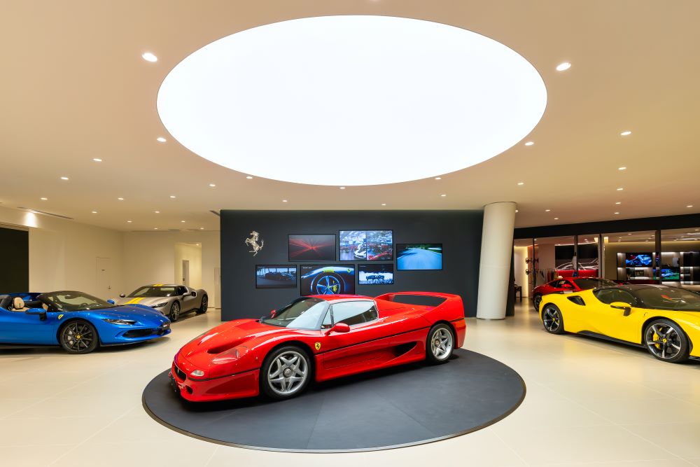 フェラーリが並ぶショールーム