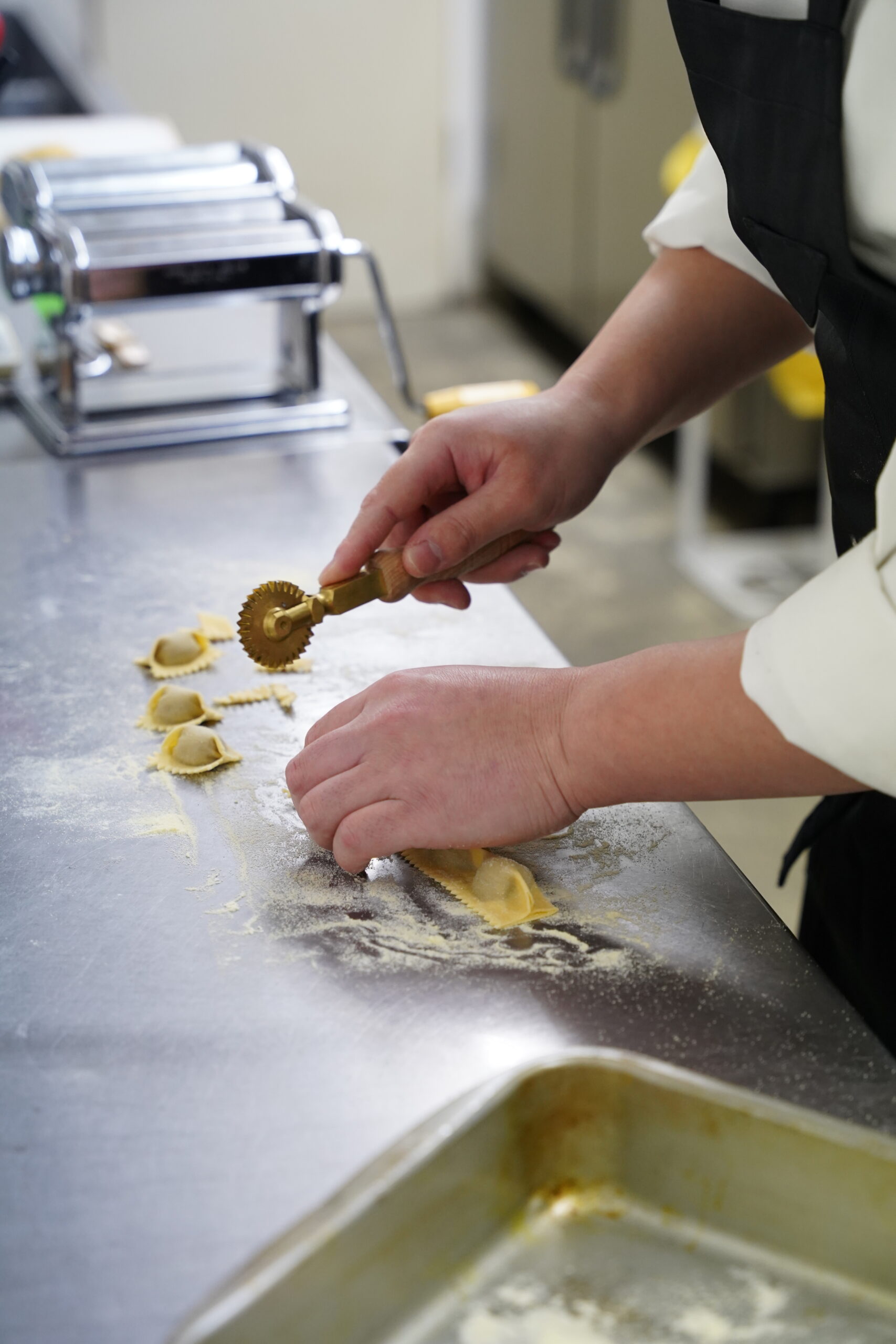 パスタをカットする菊池シェフ