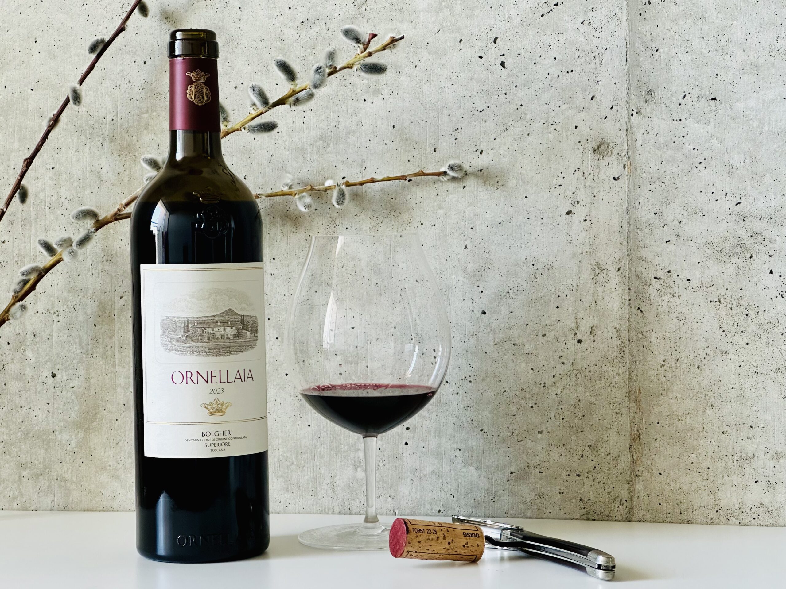 オルネッライアのボトルとグラスに入った赤ワイン