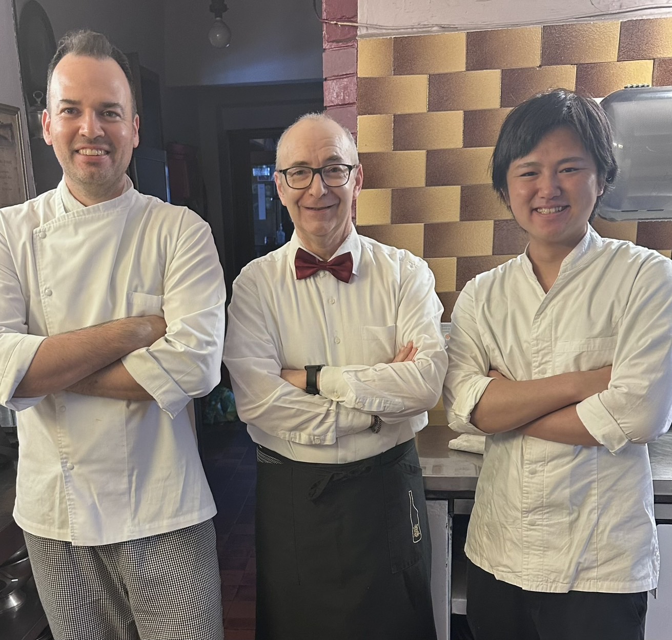 「マカッレ」のスタッフと菊池シェフ