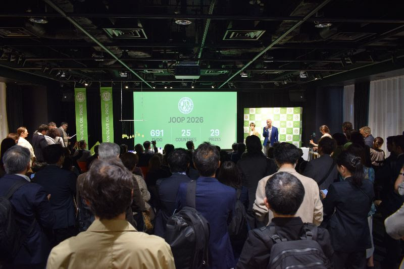 「JOOP 2026 Japan Olive Oil Prize」入賞したオリーブオイルを手にする人々