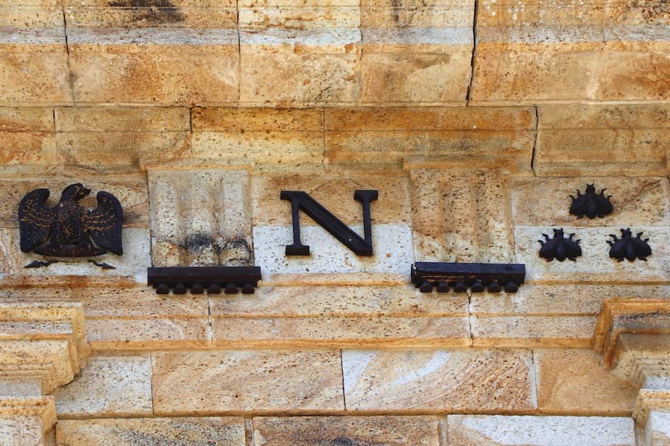 エルバ島の別荘に施されたナポレオン家の紋章