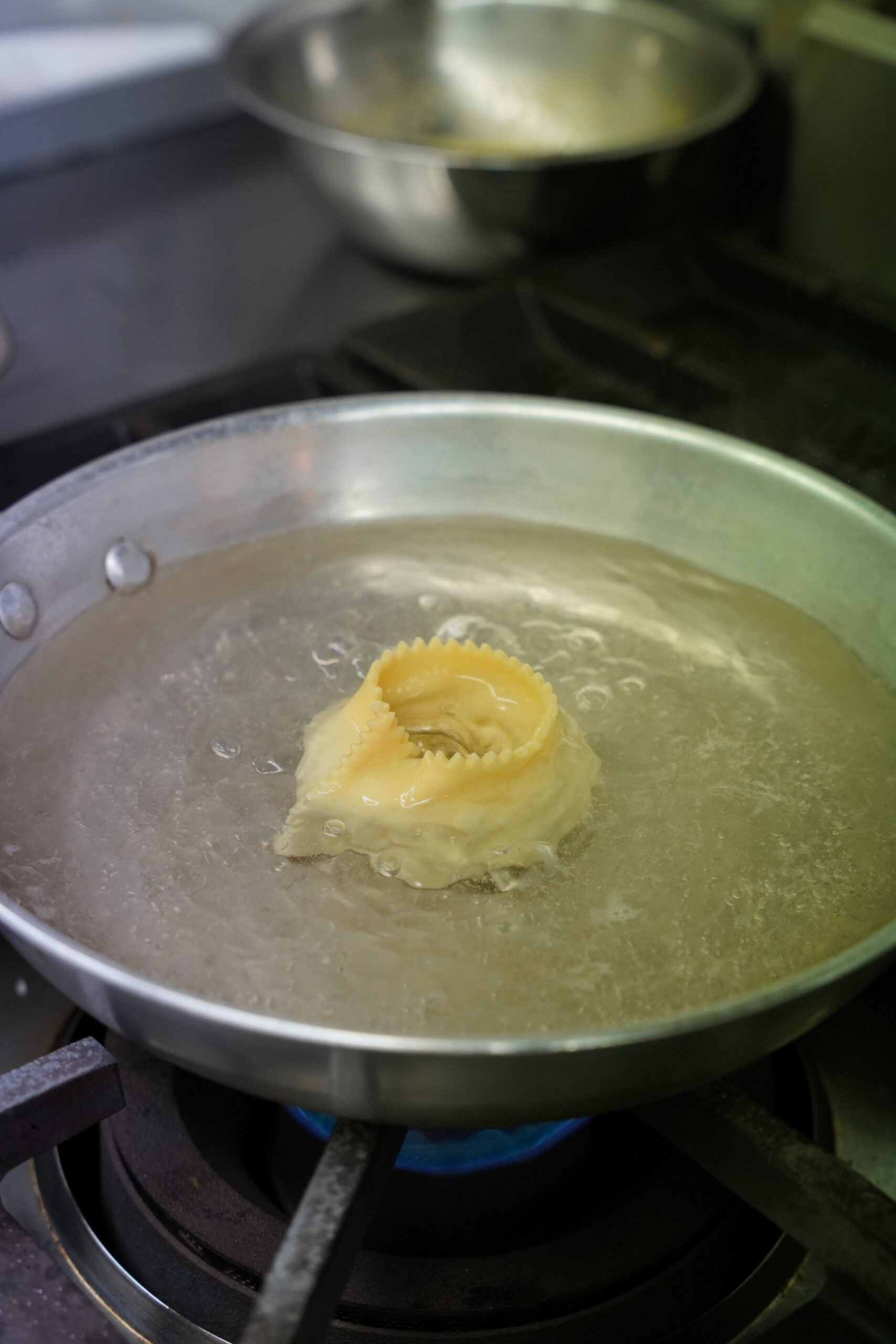 湯煎でパッパルデッラに火を通す