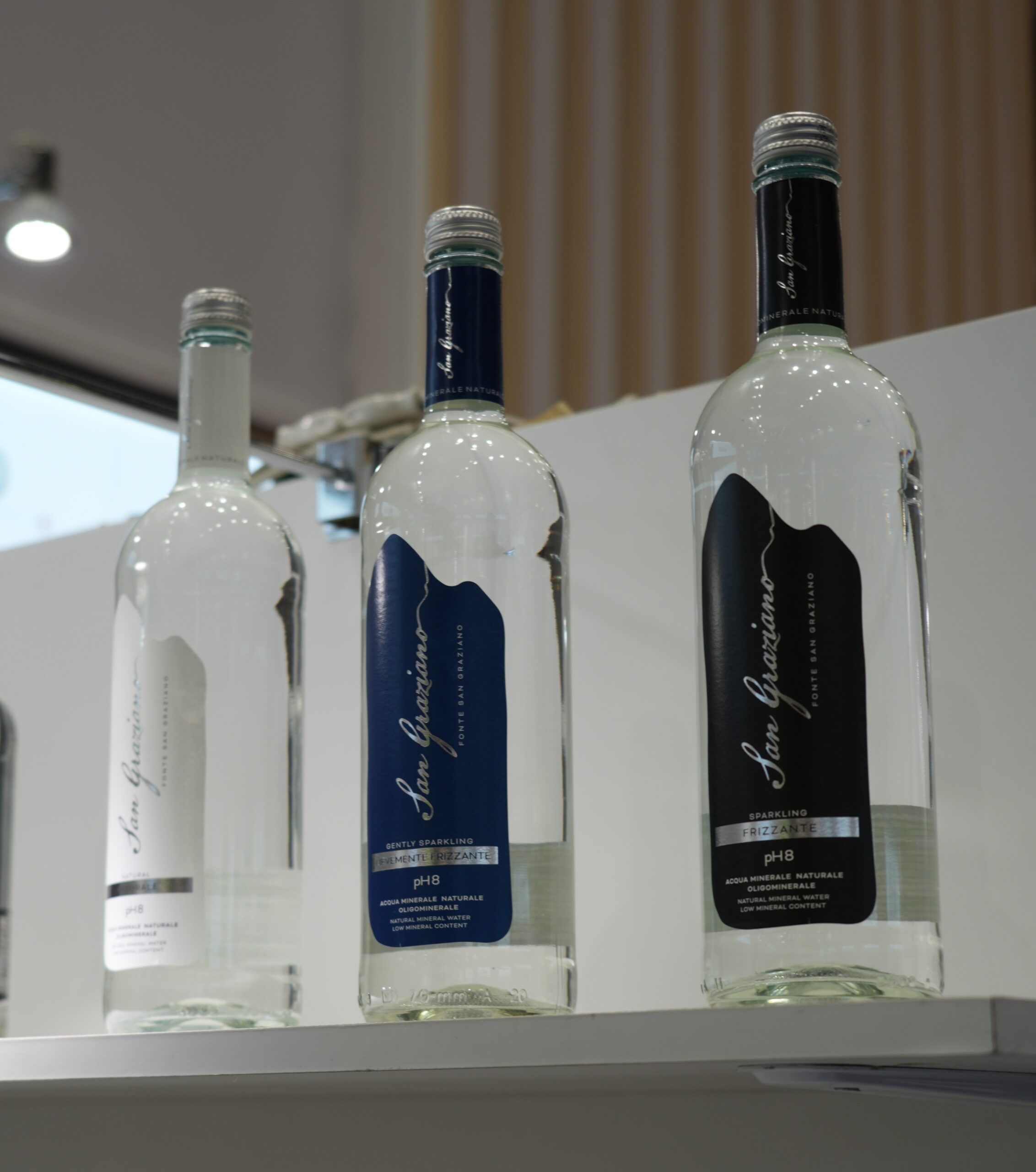 ナチュラルミネラルウォーターのボトル