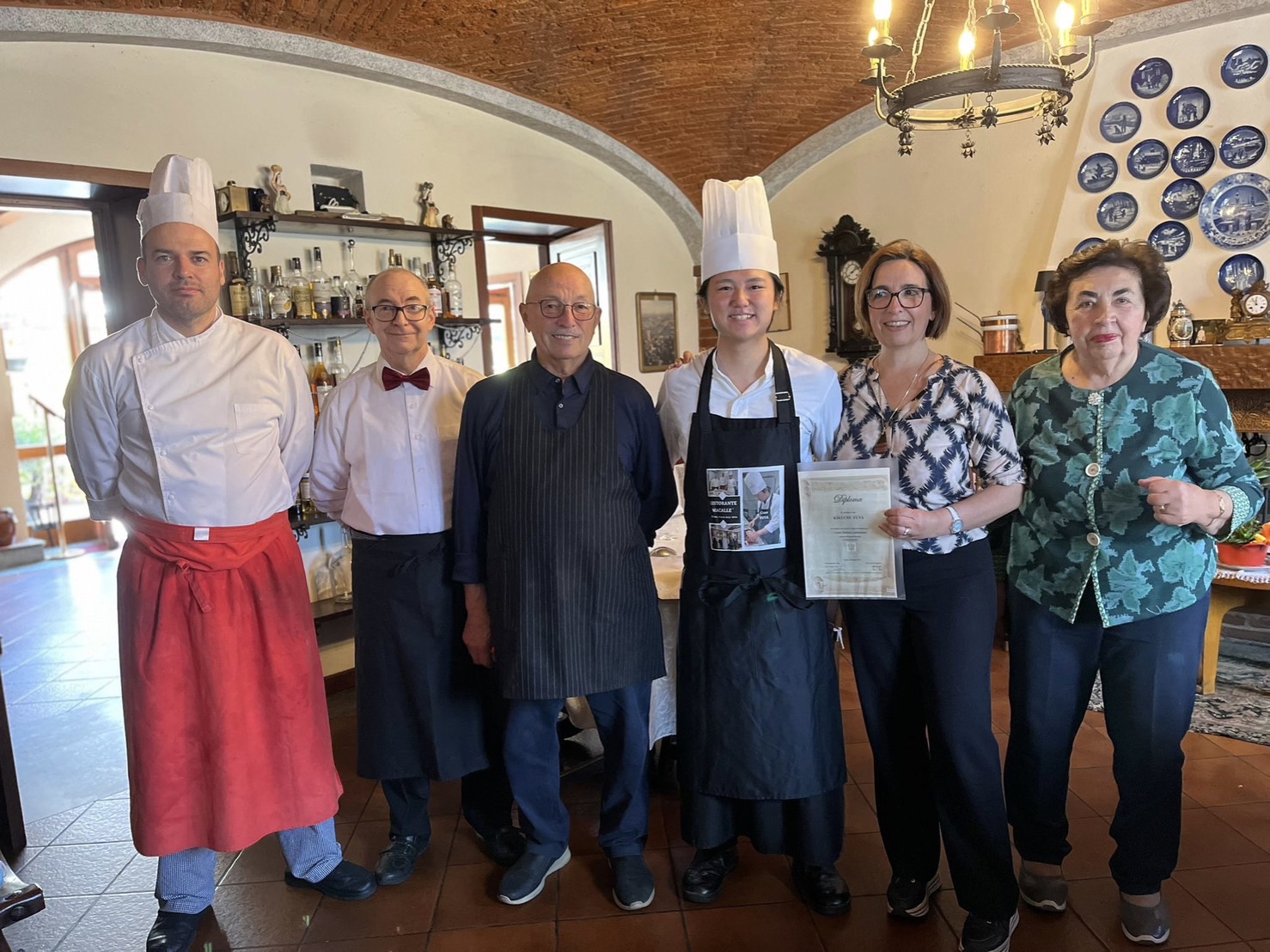 マカッレのスタッフたちと記念撮影する菊池シェフ