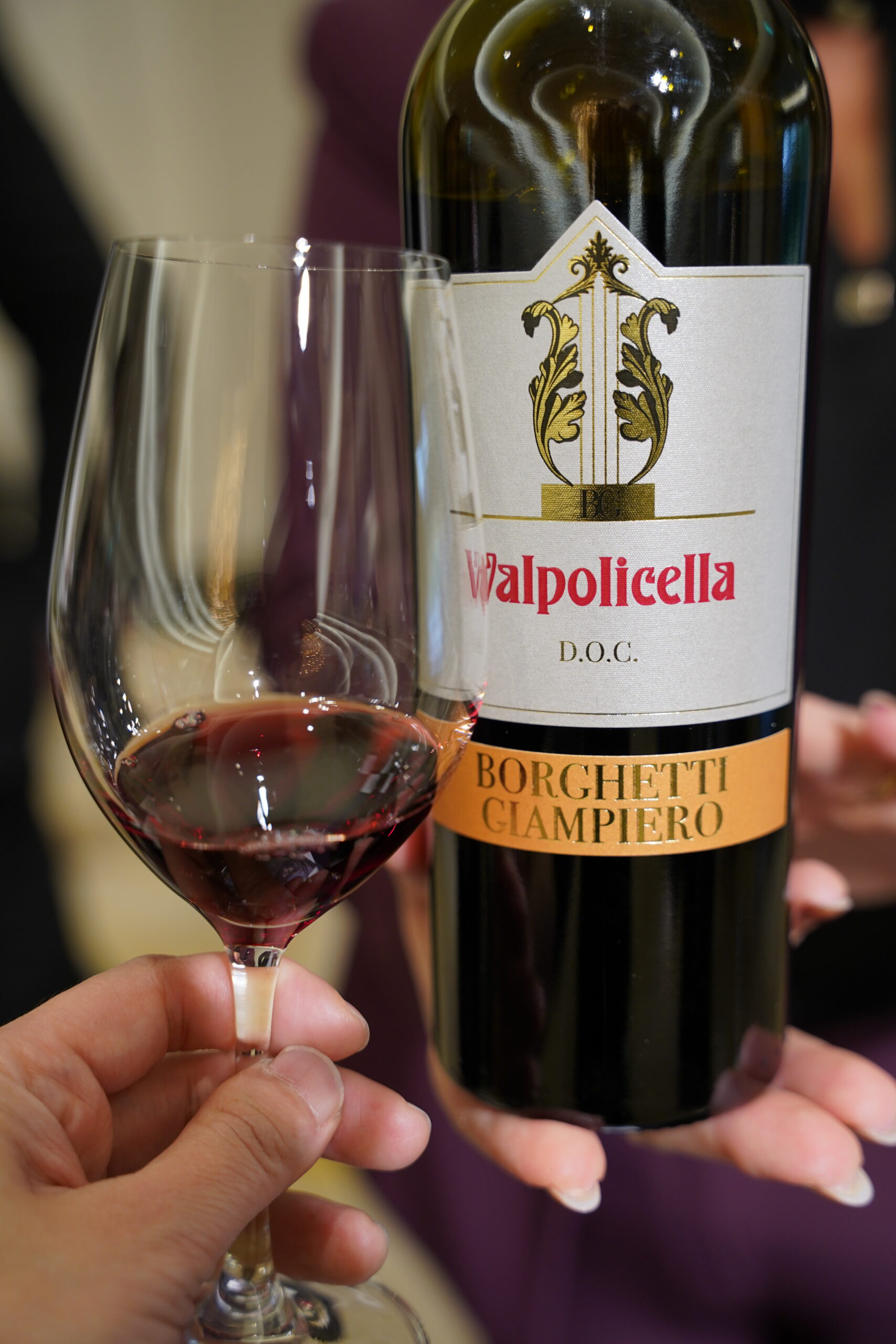 ヴァルポリチェッラのボトルとグラスに入った赤ワイン